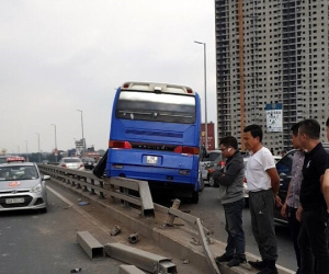 Xe khách tông nát dải phân cách trên cầu Nhật Tân, văng bánh ra xa