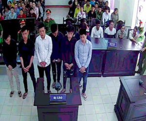 Bạn không nhờ nhưng nhóm thanh niên vẫn xin đi... giết người
