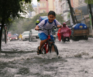 Học sinh Sài Gòn gồng mình lội nước về nhà vì đường biến thành sông sau mưa