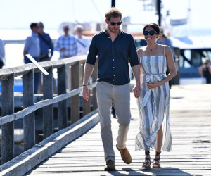 Meghan bế bụng bầu, tái xuất rạng rỡ bên chồng, táo bạo mặc váy xẻ tà cao quá đà, suýt lộ hàng