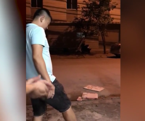 Văn Quyến đá trúng cột điện từ 30 mét