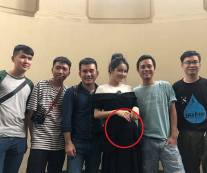 Cố tình diện váy đen kín đáo nhưng Nhã Phương vẫn không che được vòng 2 lùm lùm