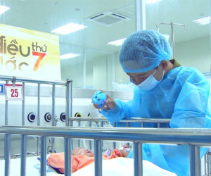 Cuộc gặp gỡ xúc động của 2 đứa trẻ sau vụ cháy lớn ở Đê La Thành: 'Anh đây, em đừng khóc'
