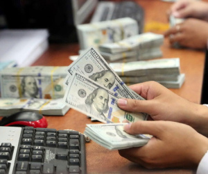 Đổi 100 USD bị phạt 90 triệu: Ai đẩy người dân ra thị trường chợ đen?