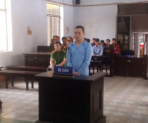 Lĩnh án 11 năm tù vì phóng dao khiến cha tử vong