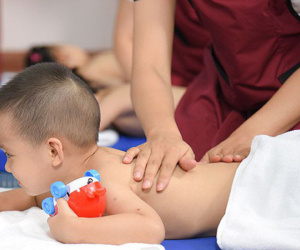 Massage cho trẻ mầm non, lợi bất cập hại