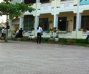 Nam giáo viên mang dao xông vào trường đánh 2 nữ giáo viên bị thương
