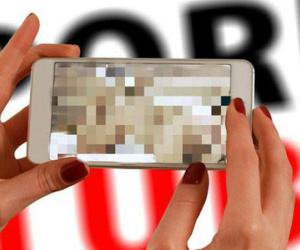 Phim sex gây hại ngang hút thuốc lá - thành viên của Ủy ban thuộc quốc hội Anh cảnh báo