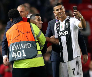 Ronaldo selfie với CĐV quá khích của MU sau trận đấu