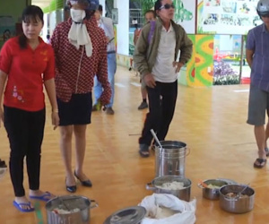 Vụ trẻ ăn cơm mốc, đầu cá: Kết luận khó hiểu của công an