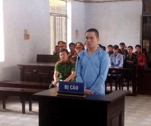 Bị cha đuổi đánh, con trai phóng dao khiến cha tử vong