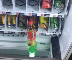 Dân mạng trình bày: Đến việc mua chai nước cũng bị cây bán hàng tự động bắt nạt thế này đây