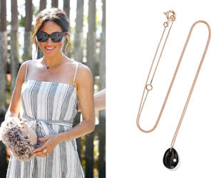 Gần đây Công nương Meghan luôn đeo vòng mã não đen trên cổ, âu là cũng có ẩn ý, và chiếc vòng ấy lại 'cháy hàng'