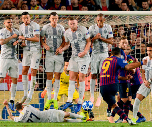 Messi bật cười với pha nằm sân cản đá phạt của sao Inter