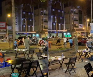 Nhóm thanh niên cầm bàn ghế của quán nhậu 'phang' nhau ngay giữa đường phố Sài Gòn khiến nhiều người hoảng sợ