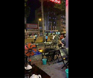 Video: Nhóm thanh niên cầm bàn ghế của quán nhậu 'phang' nhau ngay giữa phố