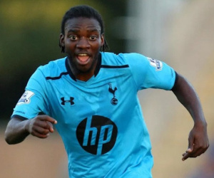 Cựu cầu thủ Tottenham bị sa thải vì mang mã tấu đến sân tập