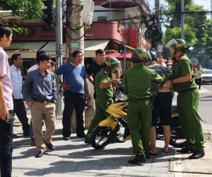 Nam thanh niên chở bạn gái vượt đèn đỏ, đạp 2 CSGT ngã nhào xuống đường