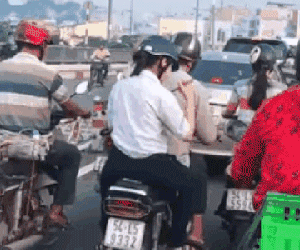 Nữ sinh bình tĩnh nhất năm: Ngồi sau xe bố đánh chén bữa sáng có đầy đủ bát đũa như ở tiệm!