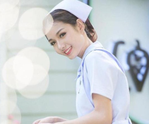 Nữ y tá xinh đẹp nhất Thái Lan đã bị bệnh viện sa thải