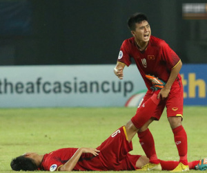 Tuyển thủ U19 Việt Nam lo lắng kêu cứu khi thấy đồng đội gục trên sân sau trận thua U19 Hàn Quốc