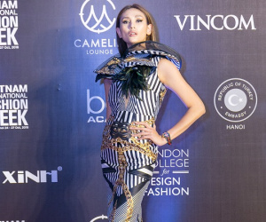 Võ Hoàng Yến kín như bưng trên thảm đỏ khai mạc Vietnam International Fashion Week