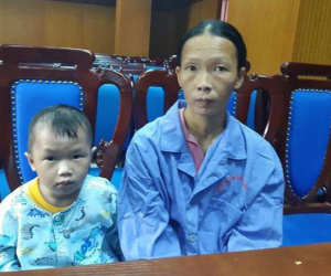 10 ngày thay đổi kỳ diệu của cậu bé 'người cóc' chốn rừng núi xuống Hà Nội chữa bệnh