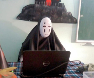 Chất như thầy giáo trường người ta: Nhập vai Vô Diện và tổ chức tiệc Halloween cho học sinh