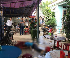 Chém xối xả vào đầu hàng xóm ngay trong quán ăn