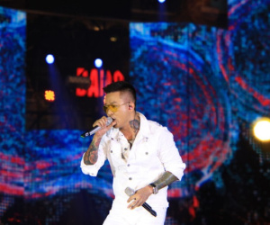 Đang say sưa biểu diễn trong liveshow, Tuấn Hưng bất ngờ dừng lại để can ngăn khán giả xô xát