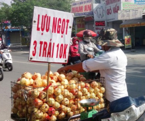 Lựu Trung Quốc '3 trái 10.000' bán đầy đường Sài Gòn