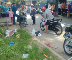 Thi thể bé sơ sinh bị nhét đầy giấy vào miệng được phát hiện ven đường