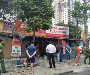 Hà Nội: Sau tiếng nổ lớn, tiệm sửa xe bất ngờ bốc cháy dữ dội, người đi đường hoảng loạn bỏ chạy