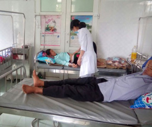 Mổ trâu liên hoan nhà mới, 42 người phải nhập viện