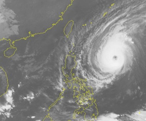 Siêu bão hoạt động gần biển Đông có sức gió gần 200km/h