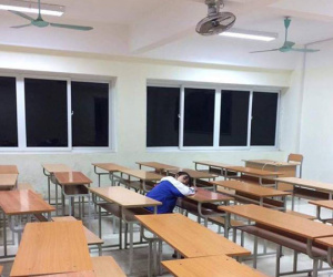 Ảnh nữ sinh ngủ mê mệt hút hàng trăm chia sẻ, nhìn ra ngoài cửa sổ càng giật mình hơn