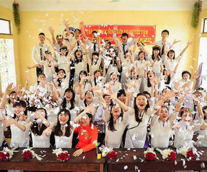Dân mạng chia phe tranh cãi: Chụp kỷ yếu làm gì khi ra trường họp lớp không ai đi, mặt nhau chẳng nhớ