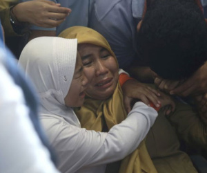 Hình ảnh thân nhân hành khách máy bay Indonesia lo lắng ngóng tin