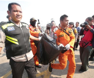 Máy bay Indonesia lao xuống biển: Vớt thêm hàng chục thi thể nạn nhân