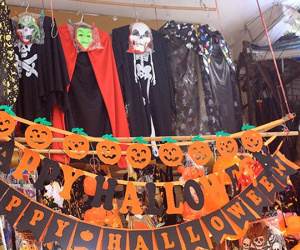 Phố Hàng Mã tràn ngập đồ chơi 'ma quỷ' rùng rợn trước lễ Halloween