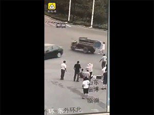 Video Tài xế xe ba bánh bị tông hai lần trong chưa đầy 2 phút