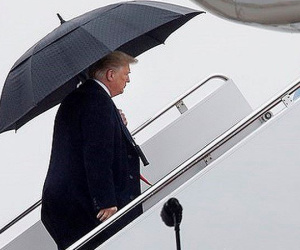 Video Tổng thống Trump lại bị chê 'tơi tả' vì vứt ô trước cửa Không lực một