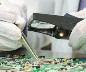 Apple, Amazon trả đũa Bloomberg vì không gỡ vụ chip gián điệp TQ
