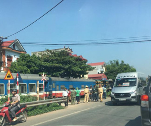 Bắc Giang: Tàu hỏa chở khách tông xe bồn, lái tàu gãy chân
