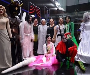 Giới trẻ hưởng ứng Halloween ở phố Nguyễn Huệ như thế nào?