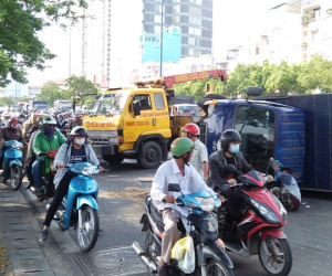 Nhiều người vứt xe, chạy thục mạng khi ô tô tải 'đại náo' phố Sài Gòn