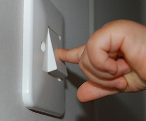 Sáng đèn khi ngủ: Thói quen không chỉ gây khó ngủ, lý do đáng sợ này mới là điều đáng nói!