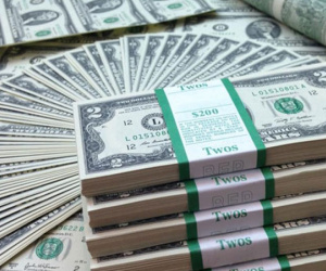 Tỷ giá trung tâm lập đỉnh mới, giá USD tại các ngân hàng vẫn 'bất động'