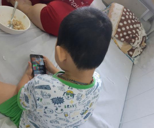 Con mới 1 tháng mẹ đã lạm dụng điện thoại để dỗ dành, 5 năm sau không hết hối hận