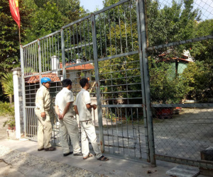 Đại gia vàng lệnh không mở cửa biệt phủ, đoàn kiểm tra bất lực đứng ngoài cổng nhìn vào